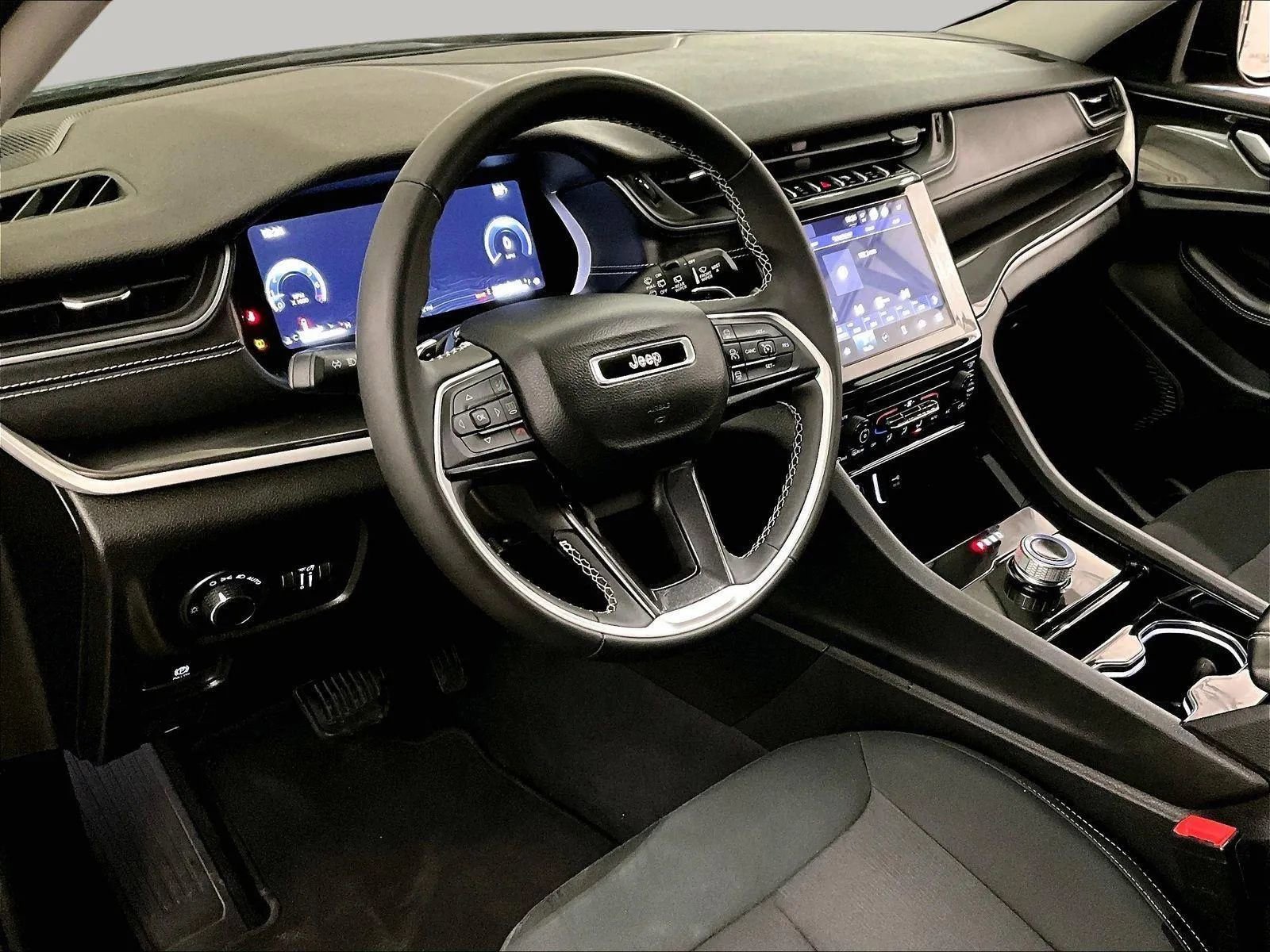 Used 2023 Jeep Grand Cherokee Laredo image 12