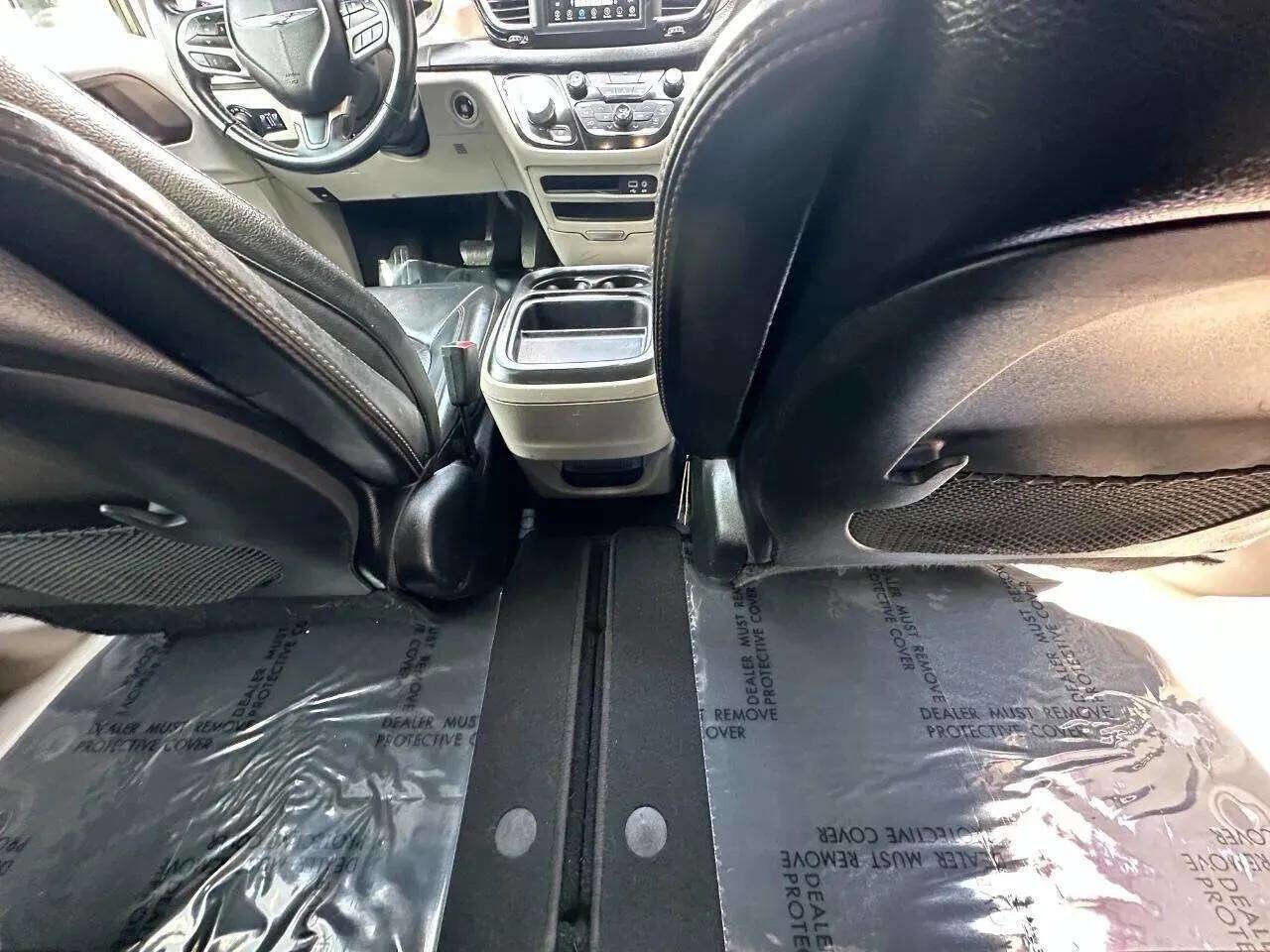 Used 2018 Chrysler Pacifica Touring-L image 33