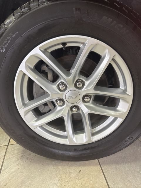 Used 2024 Jeep Grand Cherokee Laredo X w/ Luxury Tech Group I RWD image 4