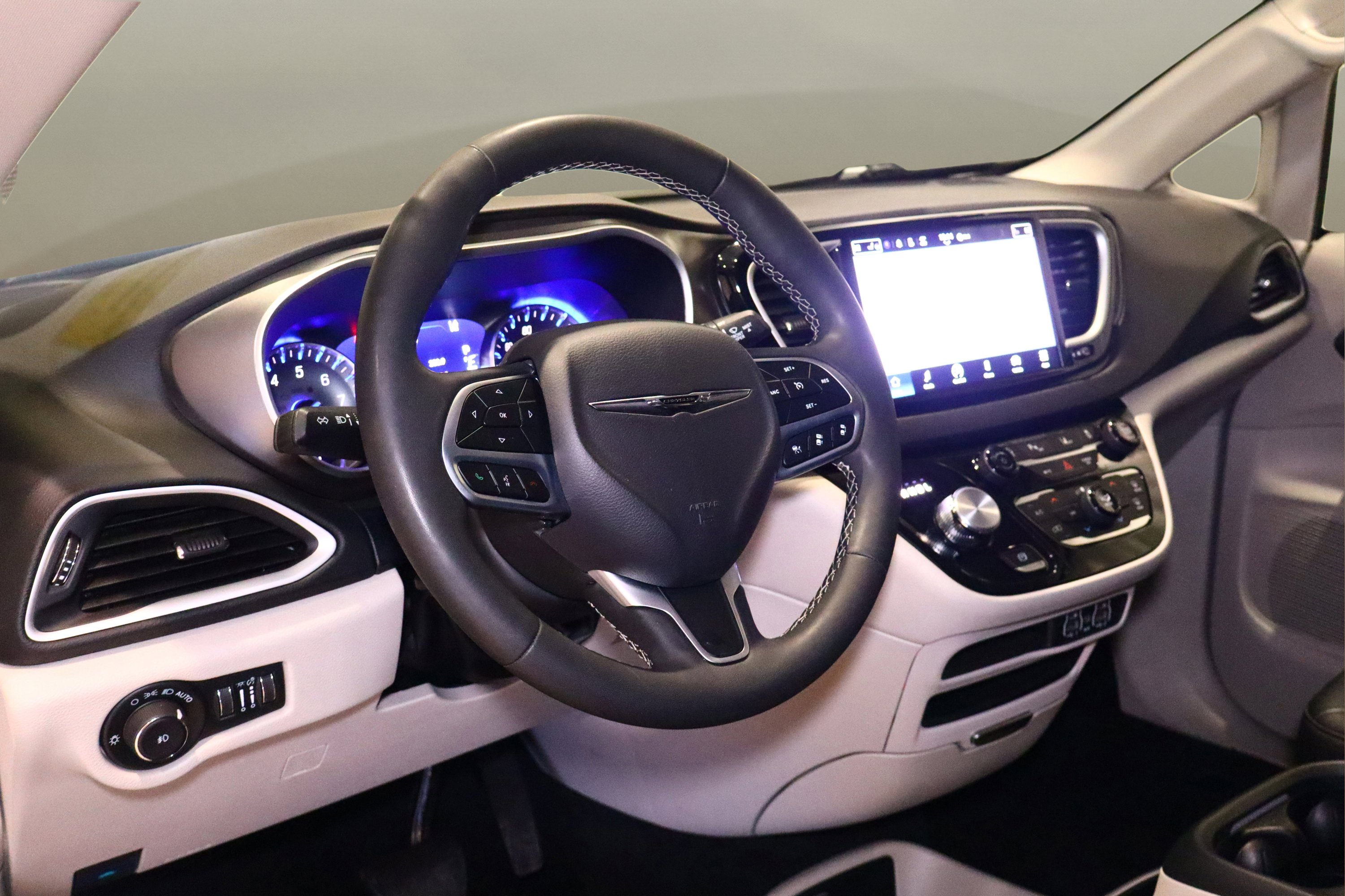 Used 2024 Chrysler Pacifica Touring-L image 10