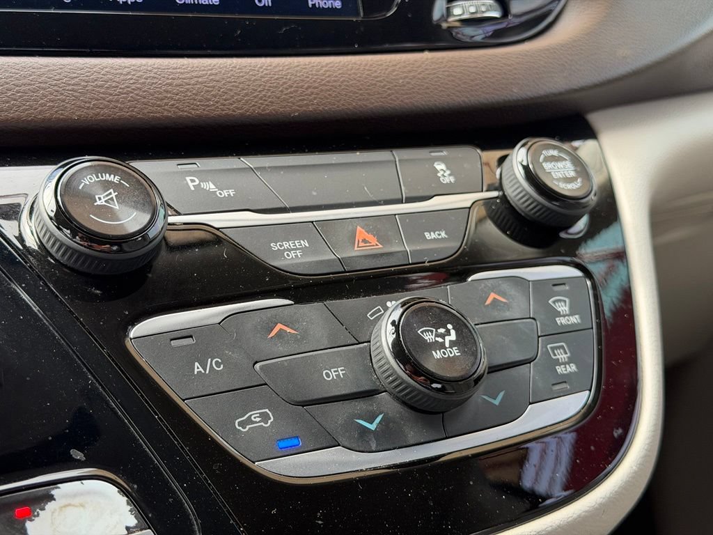 Used 2017 Chrysler Pacifica Touring FWD image 21