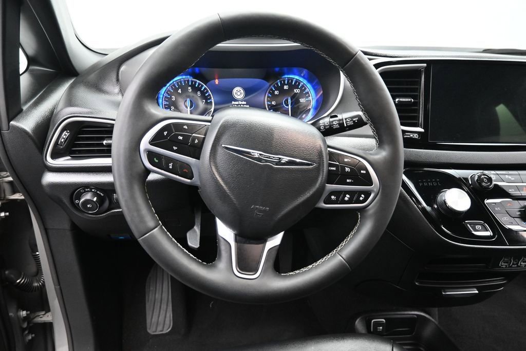 Used 2025 Chrysler Pacifica Select FWD image 12