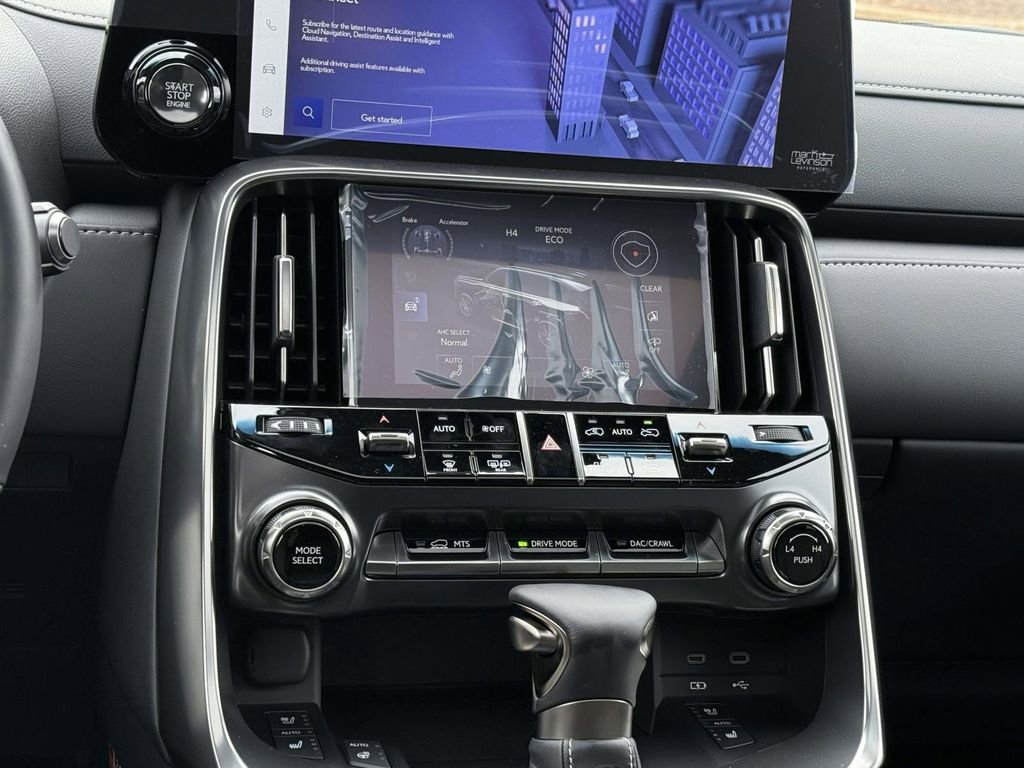 Used 2025 Lexus LX 600 4WD w/ Luxury Package image 18