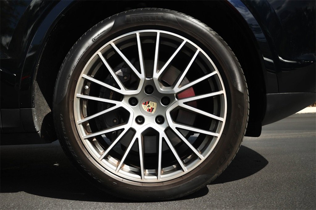 Used 2022 Porsche Cayenne Platinum Edition image 11