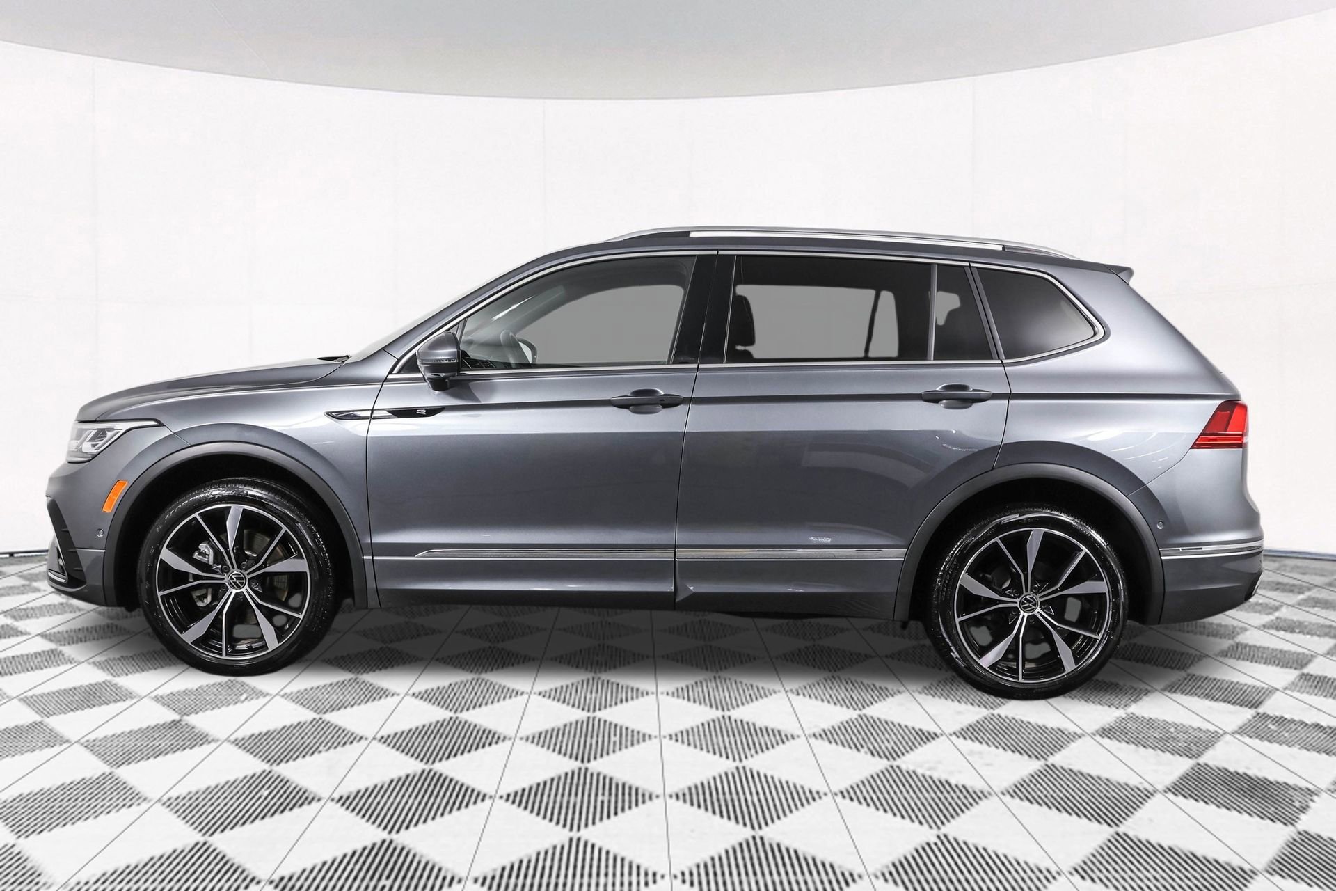 Used 2024 Volkswagen Tiguan SEL R-Line image 23