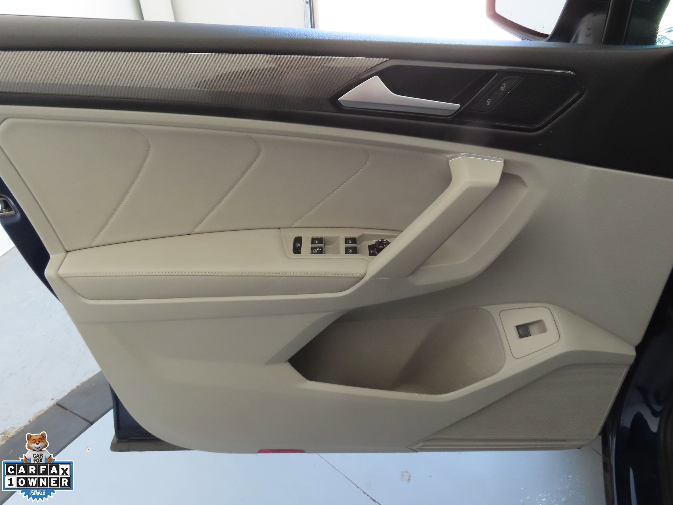 Certified 2024 Volkswagen Tiguan SE FWD image 9