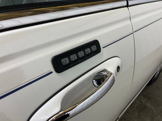 Used 2005 Lincoln Town Car Signature Limited image 6