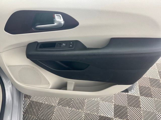 Used 2018 Chrysler Pacifica Limited FWD image 21
