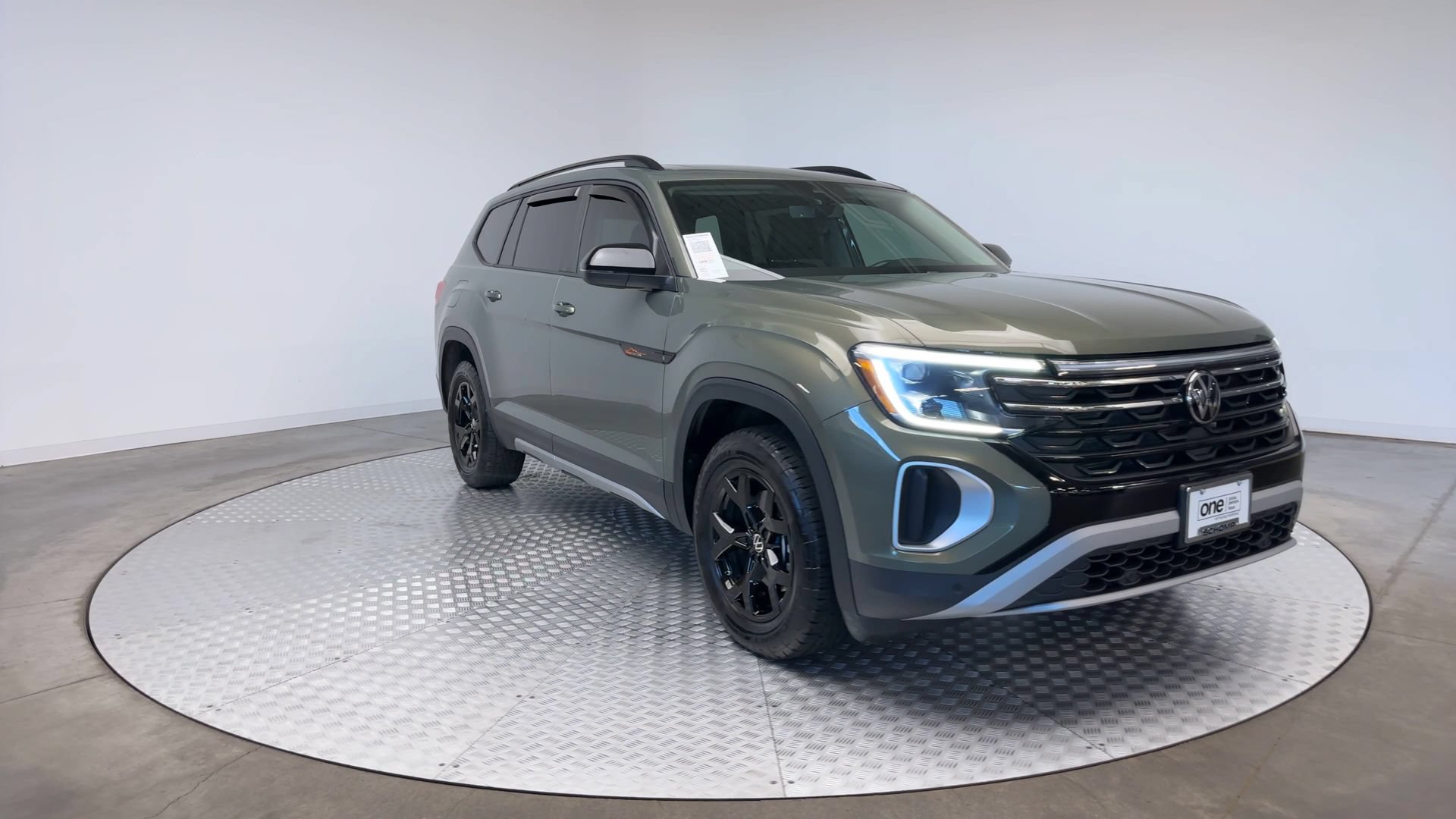 Used 2024 Volkswagen Atlas Peak Edition SE AWD/4WD image 2