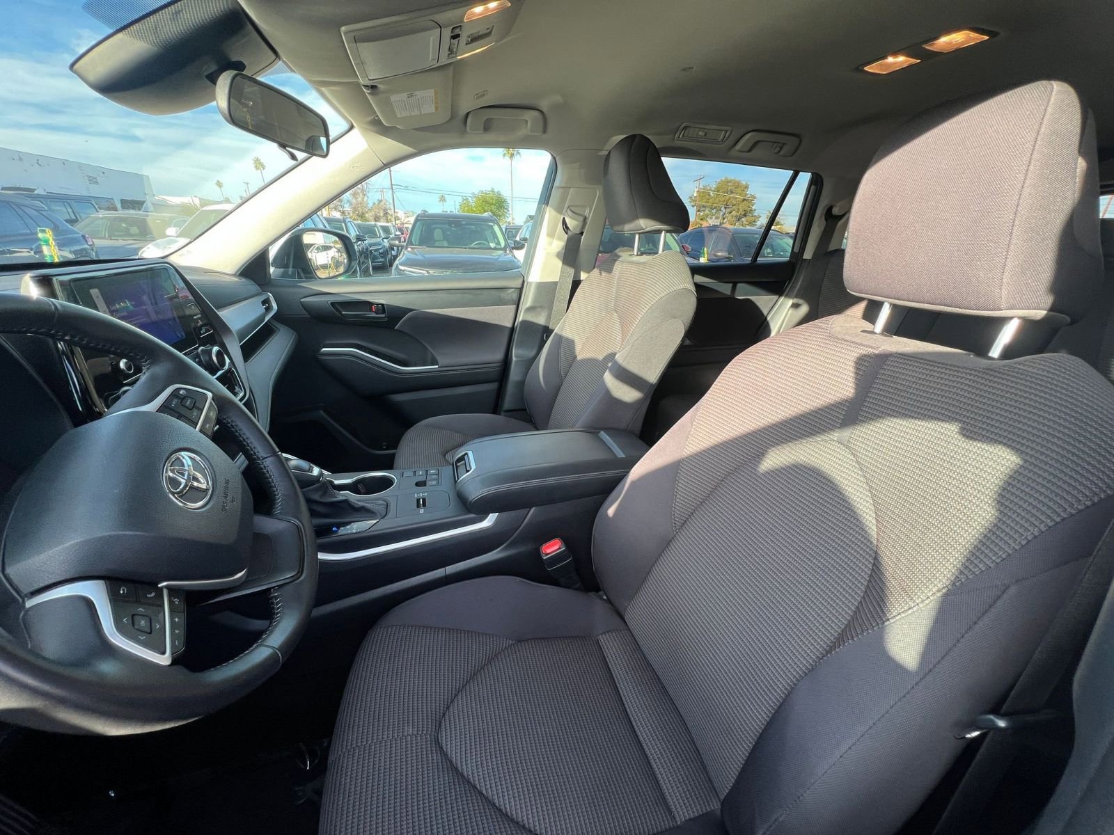 Used 2025 Toyota Highlander LE image 38