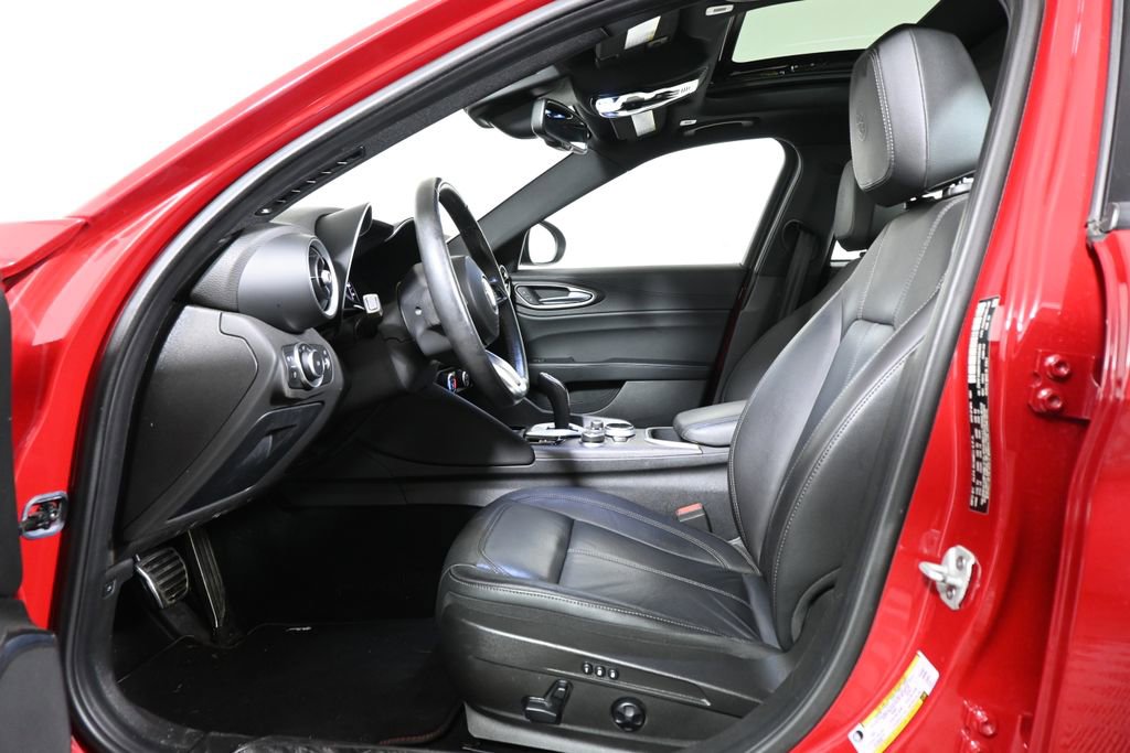 Used 2022 Alfa Romeo Giulia Ti image 3