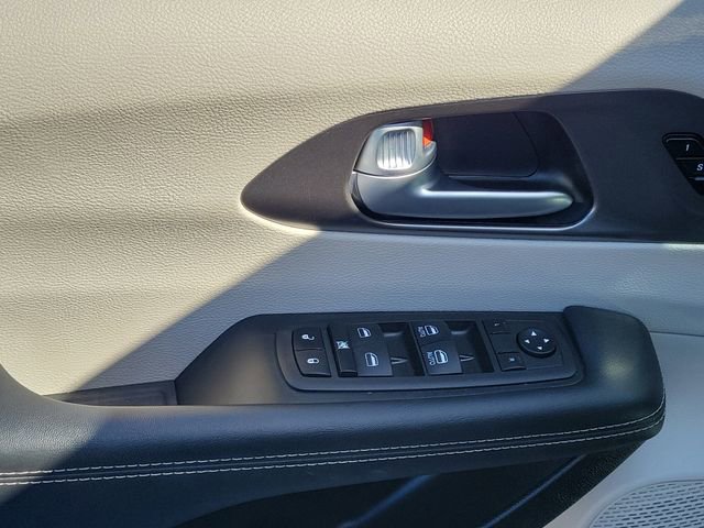 Used 2023 Chrysler Pacifica Touring-L FWD image 22