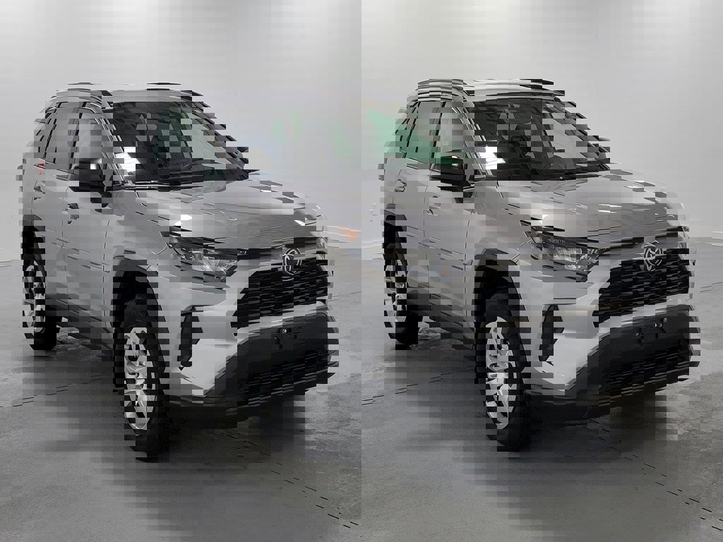 Used 2021 Toyota RAV4 LE image 2