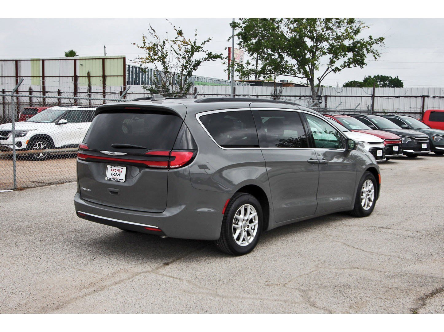 Used 2022 Chrysler Pacifica Touring-L w/ Uconnect Theater Family Group FWD image 7
