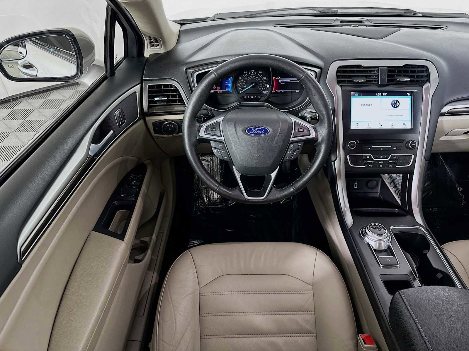 Used 2017 Ford Fusion SE w/ Fusion SE Technology Package image 19