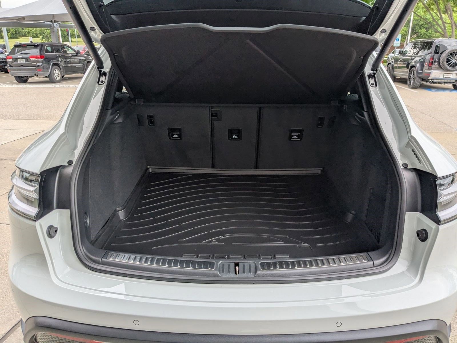 Certified 2026 Porsche Macan AWD/4WD image 23