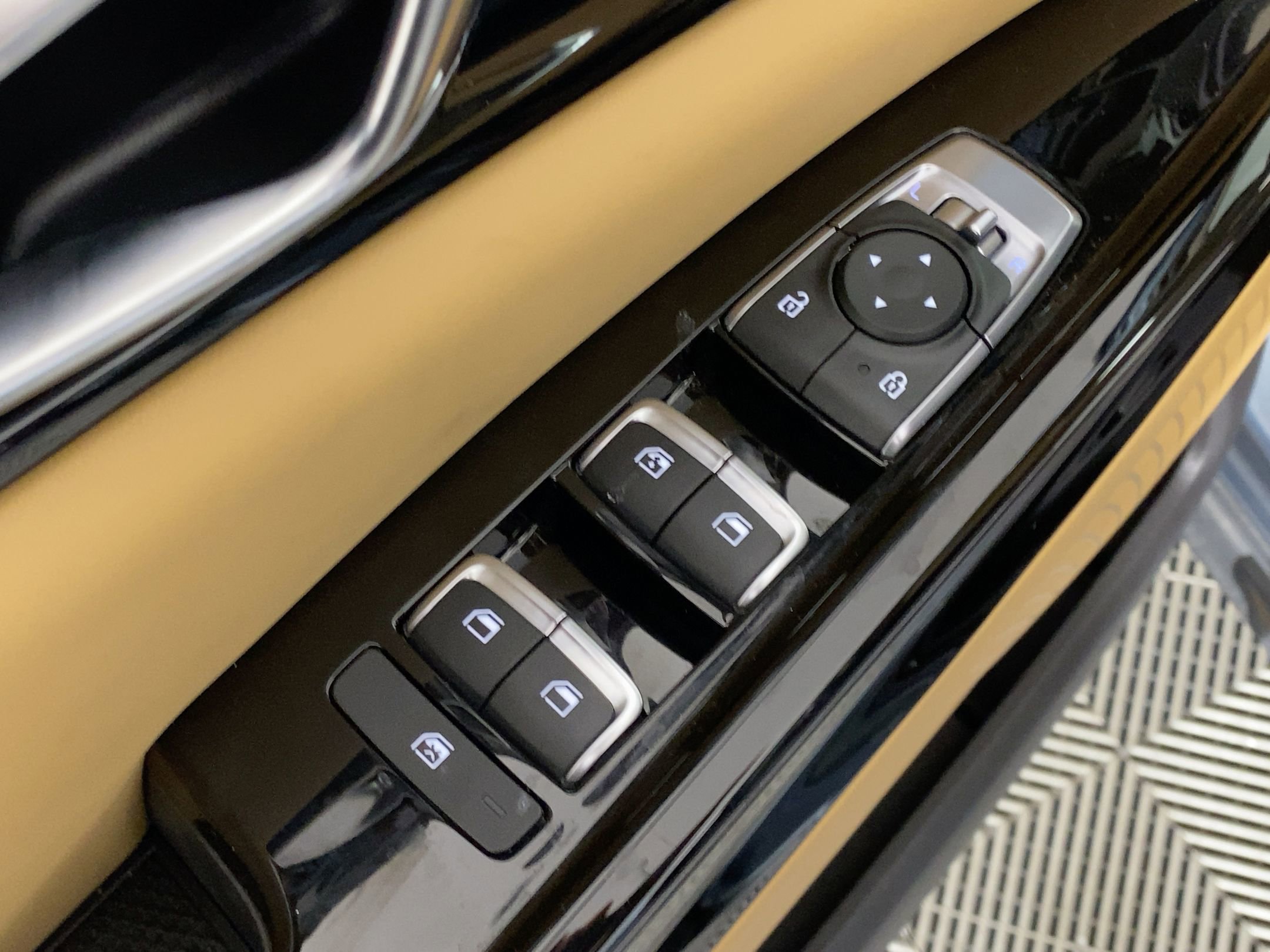 Used 2024 Kia Carnival EX image 11