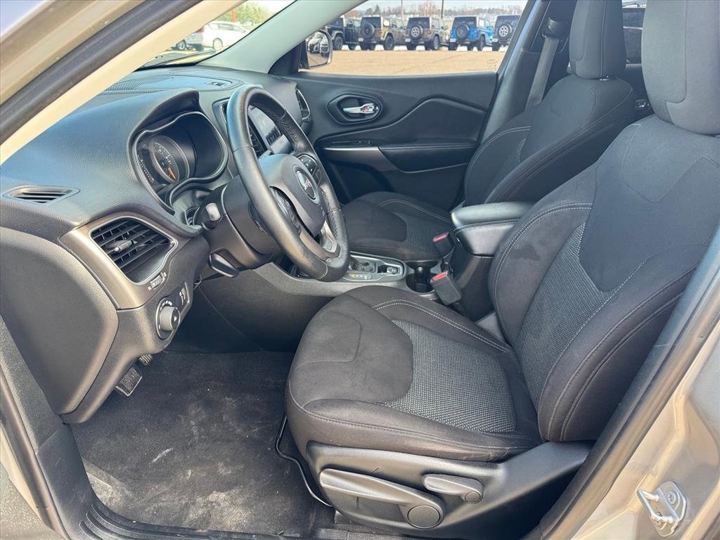 Used 2019 Jeep Cherokee Latitude w/ Cold Weather Group image 5