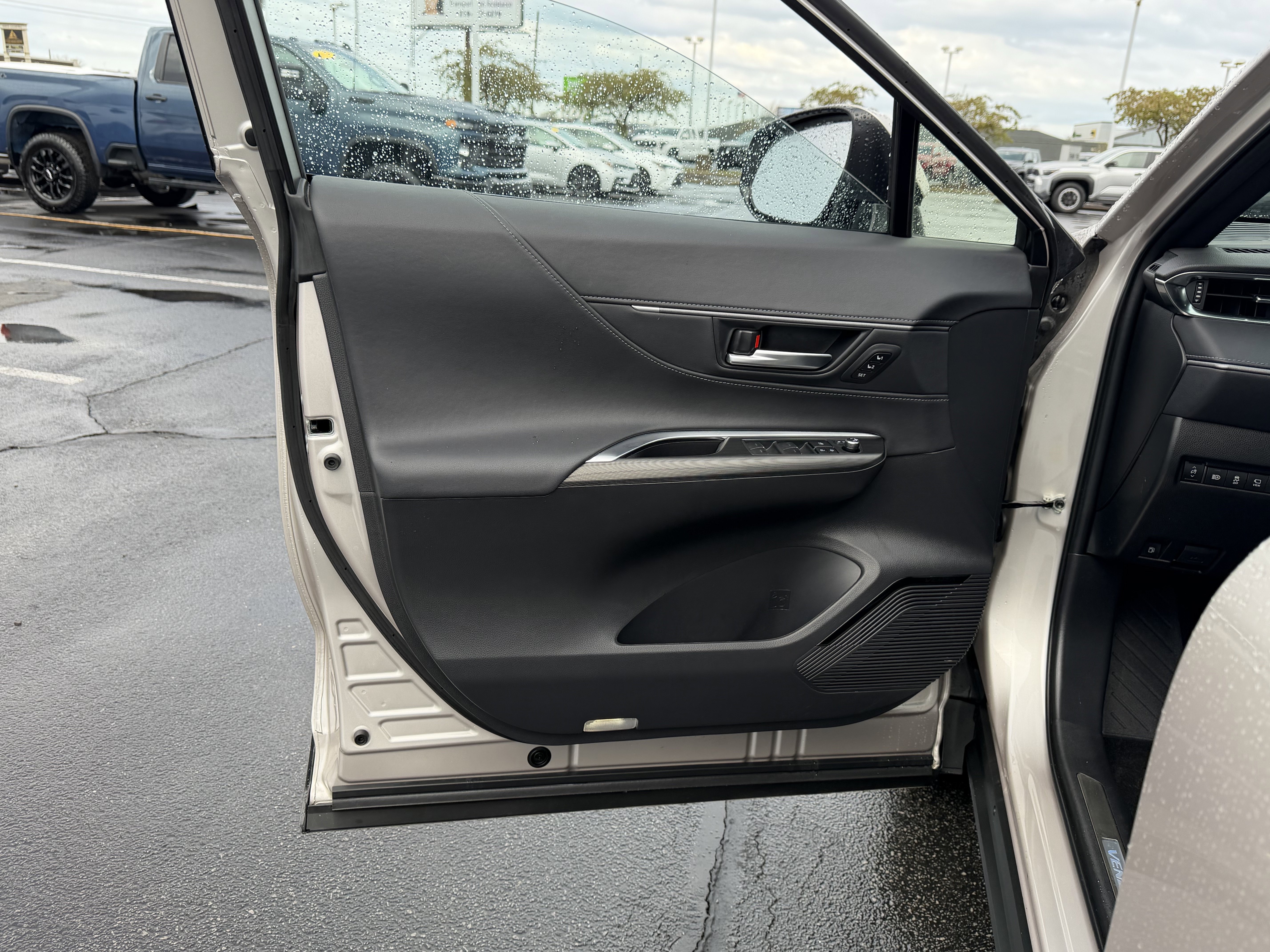 Certified 2024 Toyota Venza Limited image 21