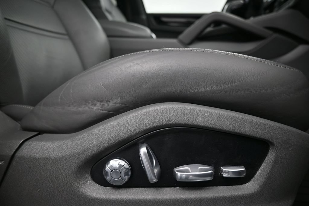 Certified 2020 Porsche Cayenne AWD/4WD image 15