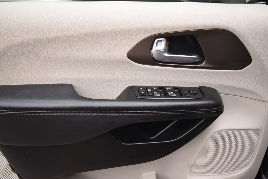 Used 2019 Chrysler Pacifica L FWD image 23