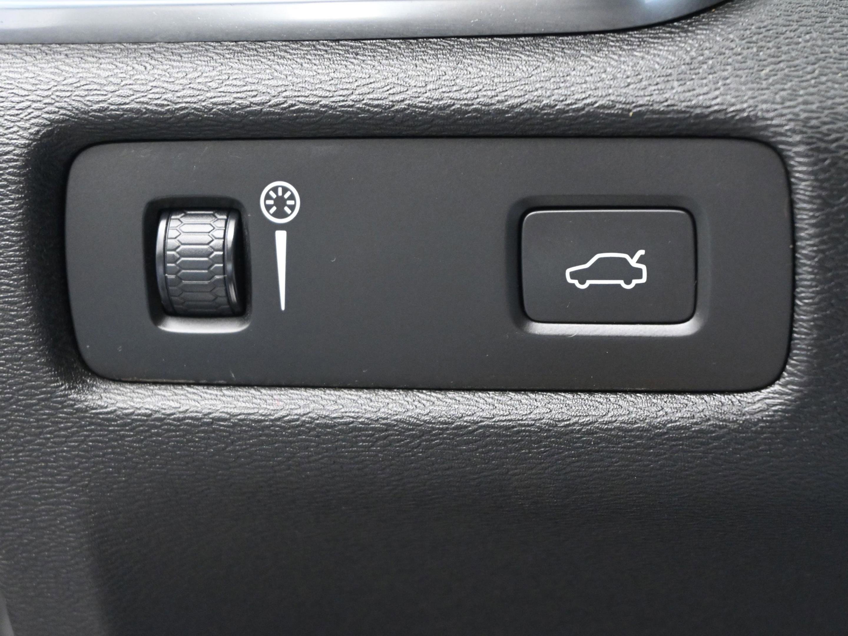 Used 2020 Volvo V60 T5 Cross Country w/ Protection Package image 41