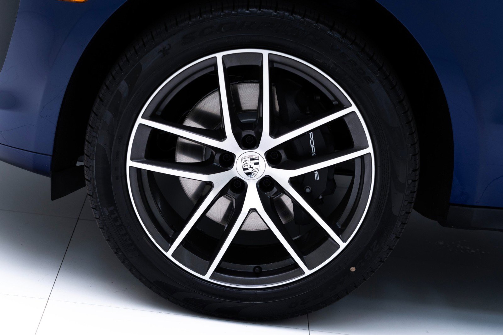 Certified 2025 Porsche Macan image 11