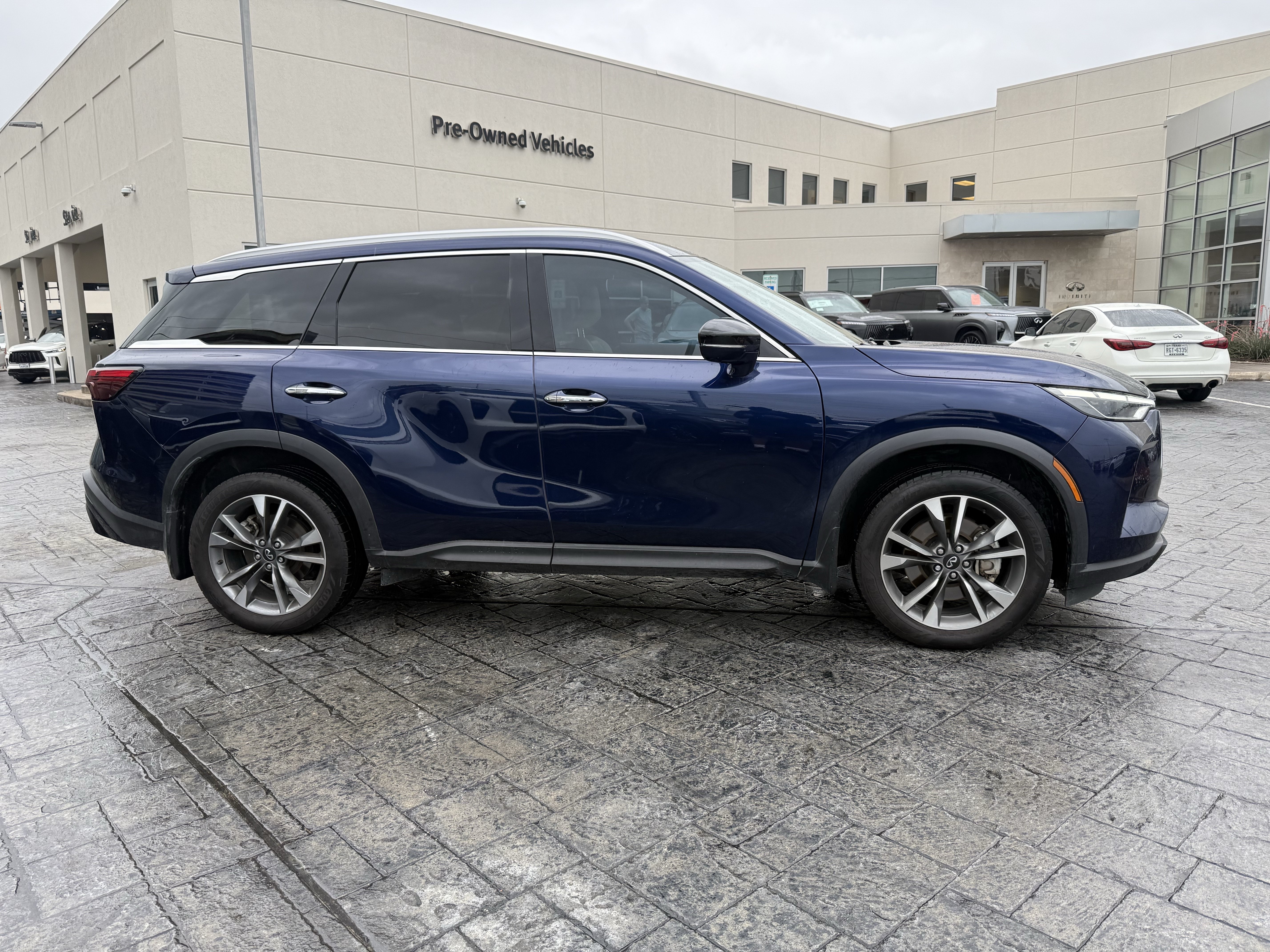 Used 2023 INFINITI QX60 Luxe w/ Cargo Package FWD image 8