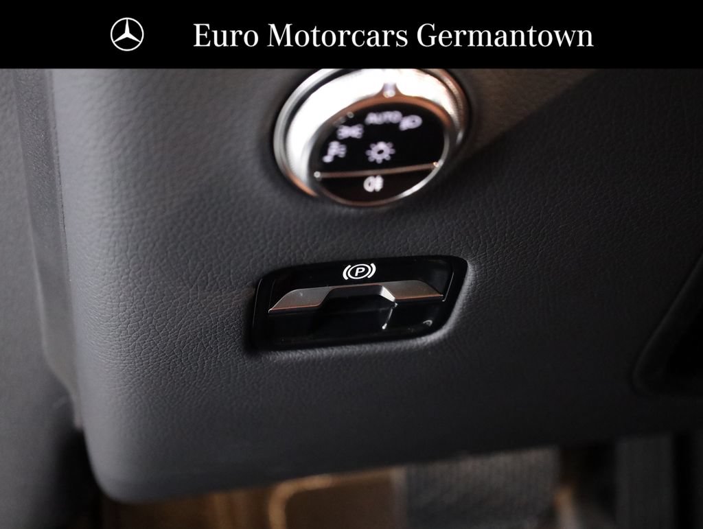 Used 2024 Mercedes-Benz GLC 300 4MATIC image 15