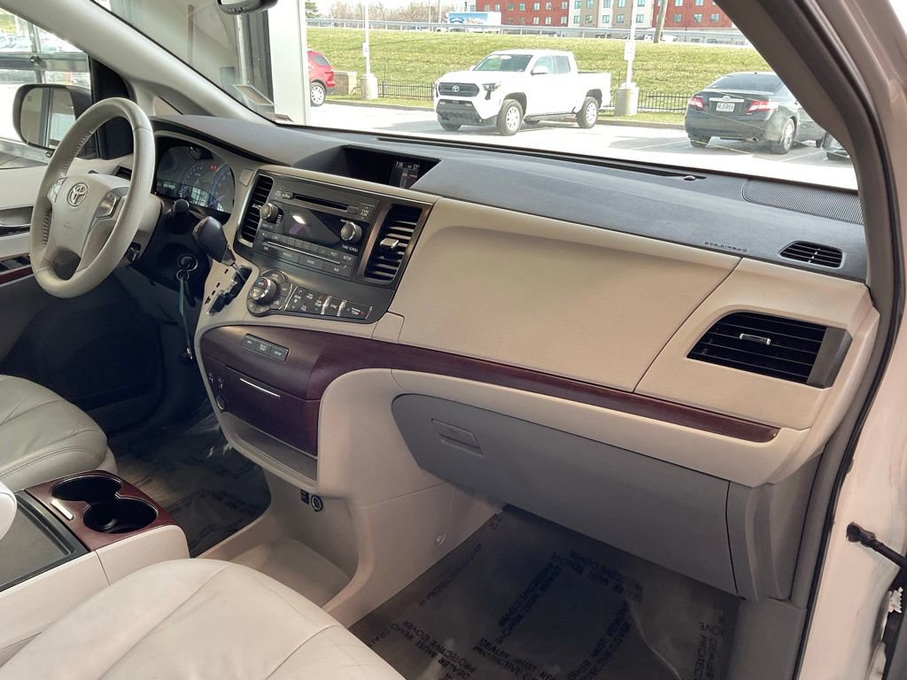 Used 2012 Toyota Sienna XLE image 17
