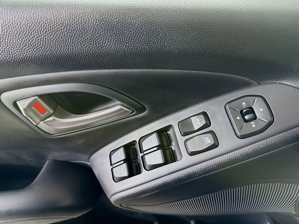 Used 2013 Hyundai Tucson GLS image 21