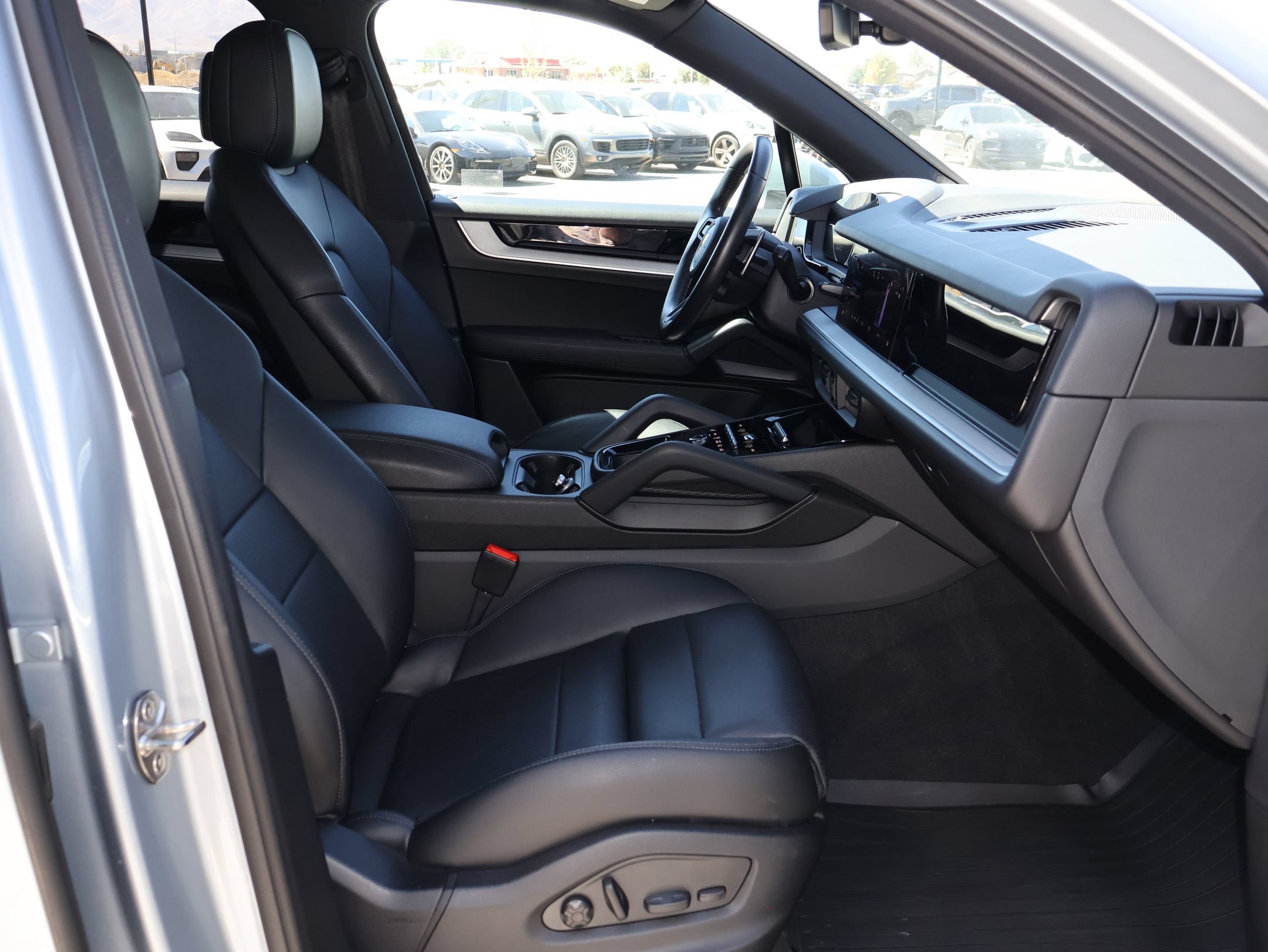 Certified 2024 Porsche Cayenne AWD/4WD image 32