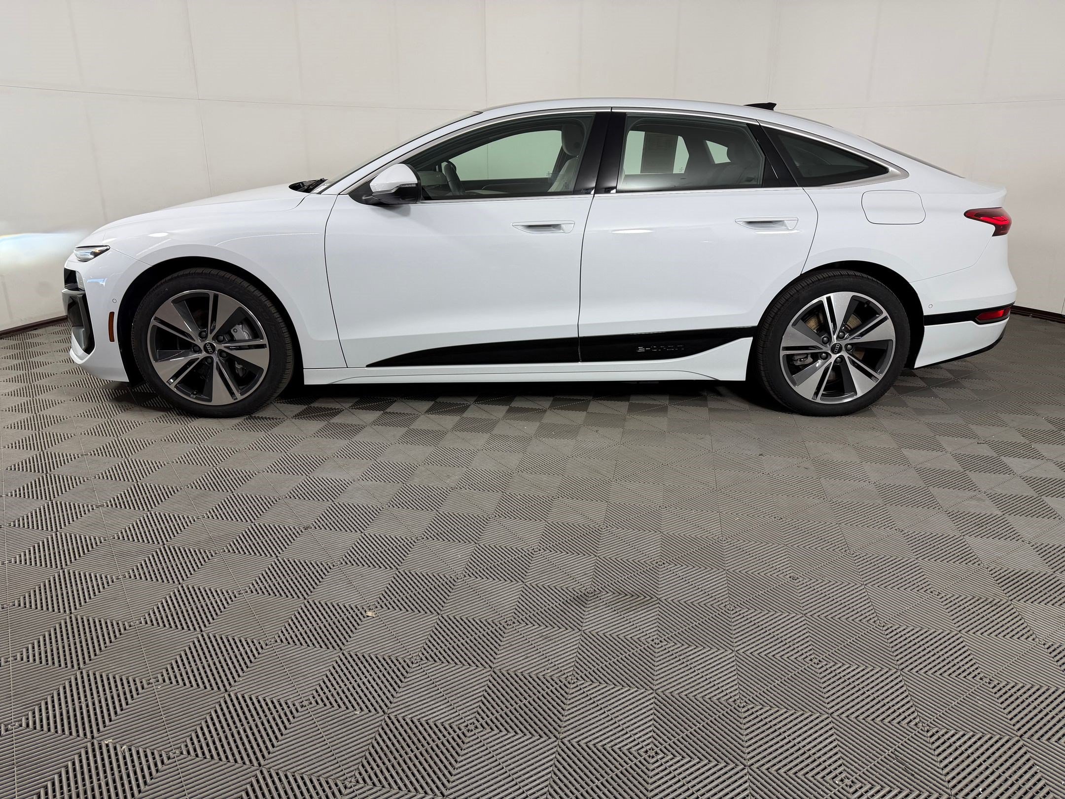Used 2025 Audi A6 e-tron Premium w/ Convenience Package RWD image 2