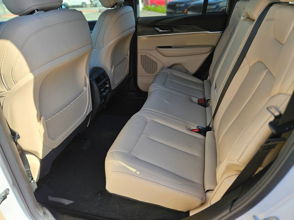 New 2025 Jeep Grand Cherokee Limited image 16