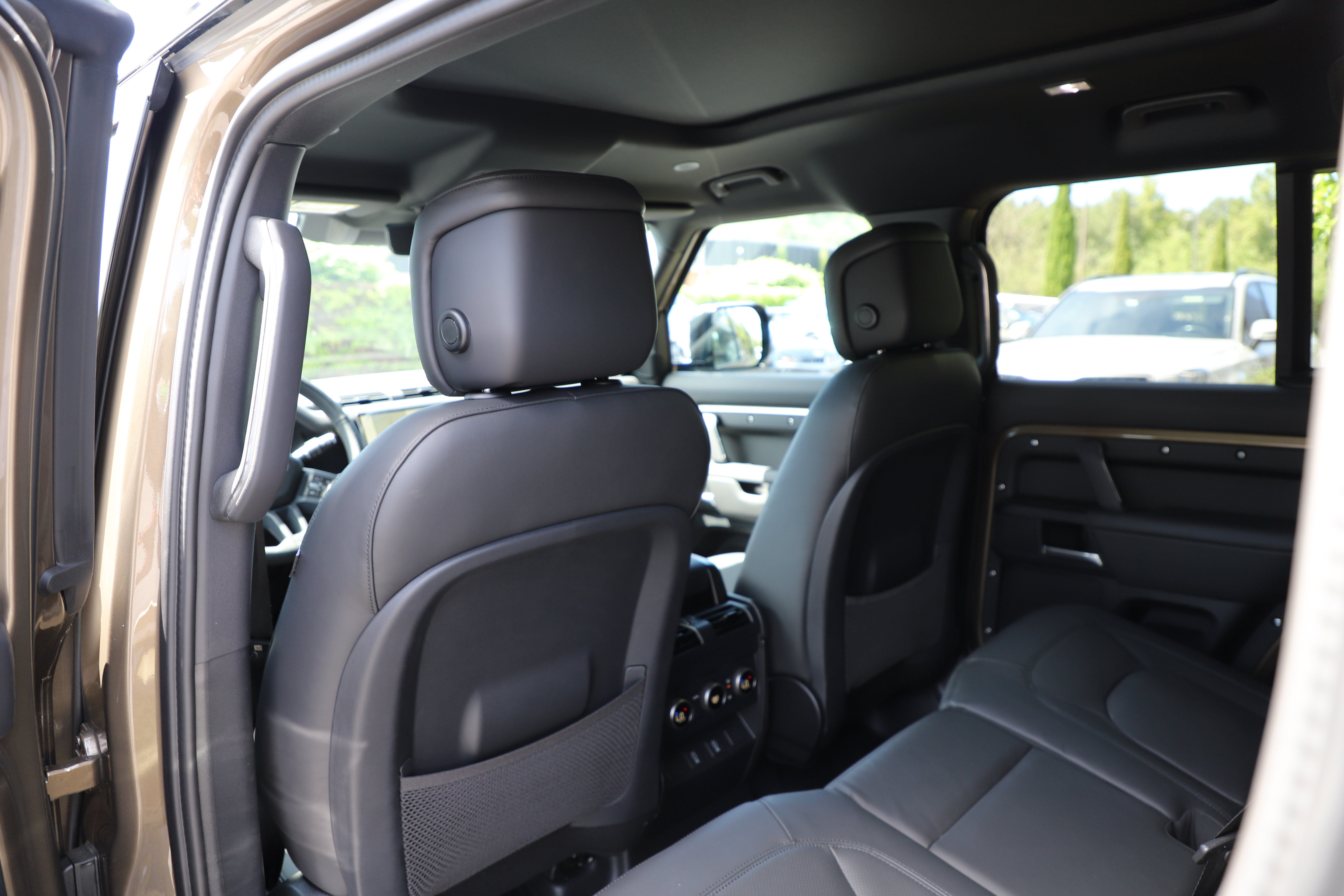 New 2026 Land Rover Defender 110 X-Dynamic SE AWD/4WD image 17