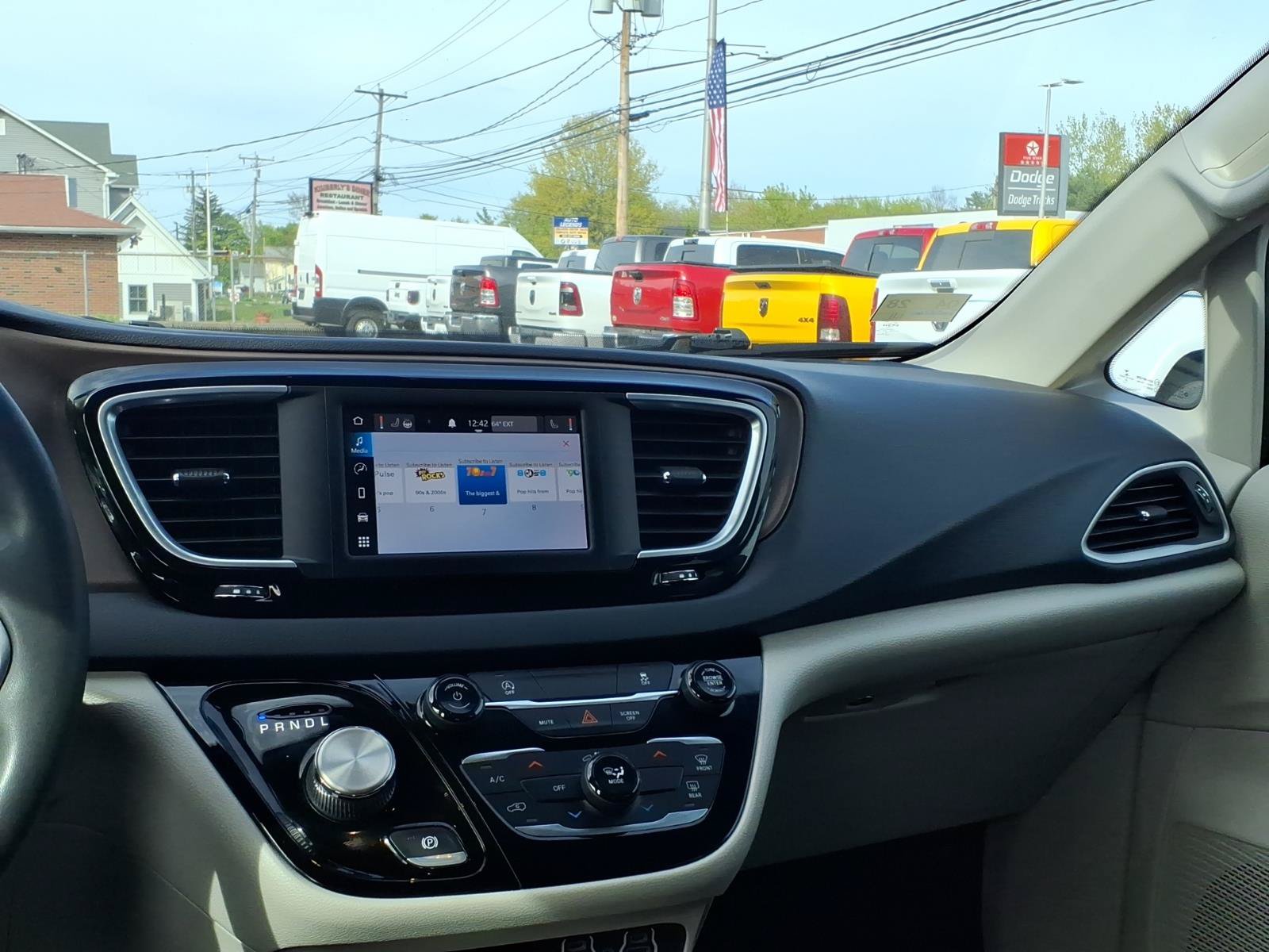 Certified 2022 Chrysler Voyager LX FWD image 17