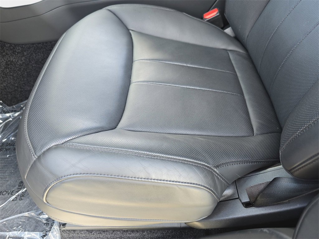 Certified 2025 Land Rover Range Rover SE image 30