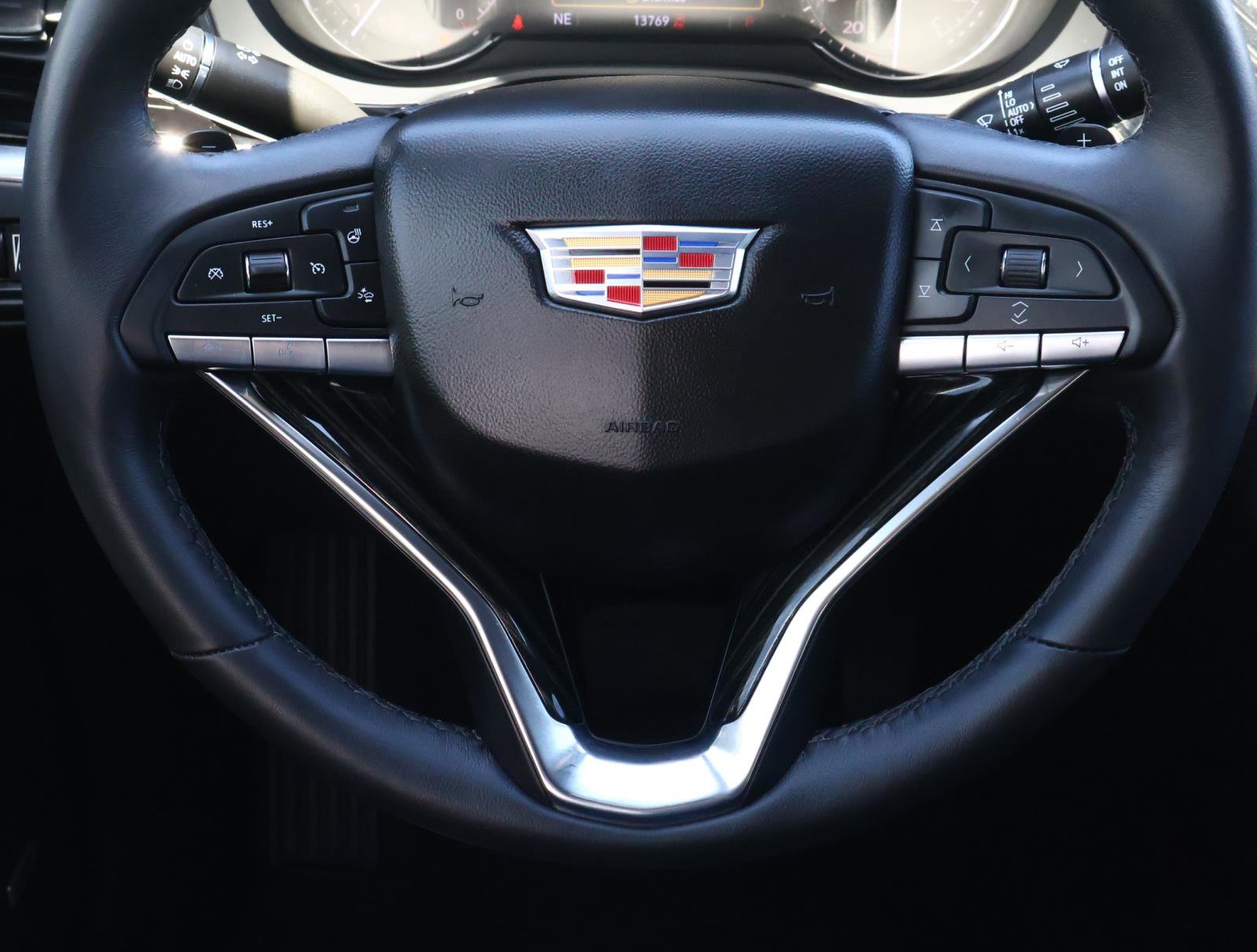 Used 2023 Cadillac XT6 Premium Luxury FWD image 14