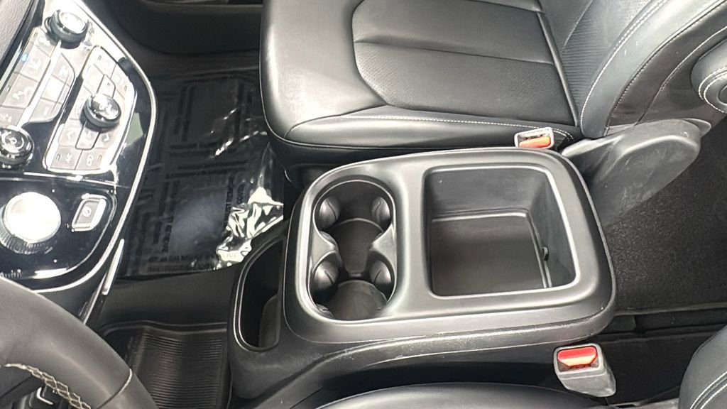 Used 2025 Chrysler Pacifica Select FWD image 37