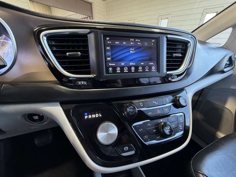 Used 2018 Chrysler Pacifica Touring-L image 19