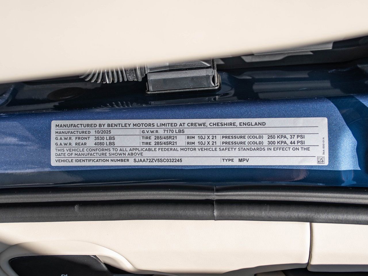 Used 2025 Bentley Bentayga Plug-In Hybrid image 42