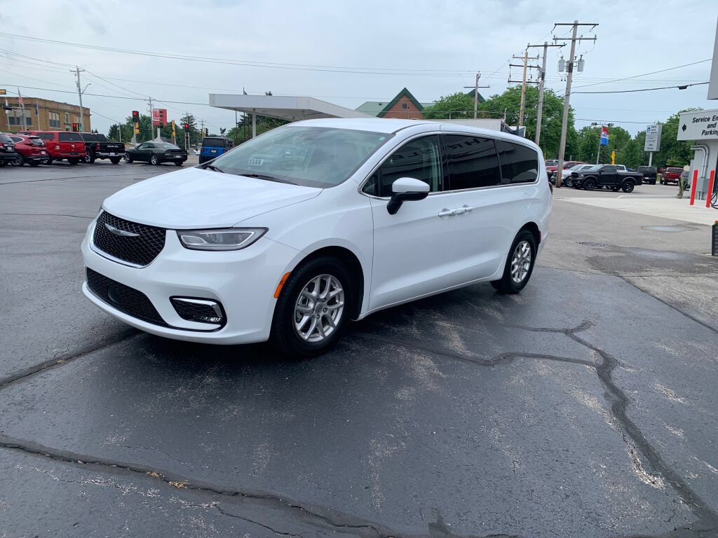 Used 2023 Chrysler Pacifica Touring-L FWD image 3