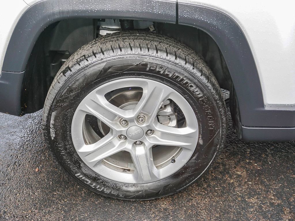 Used 2024 Jeep Compass Latitude AWD/4WD image 9