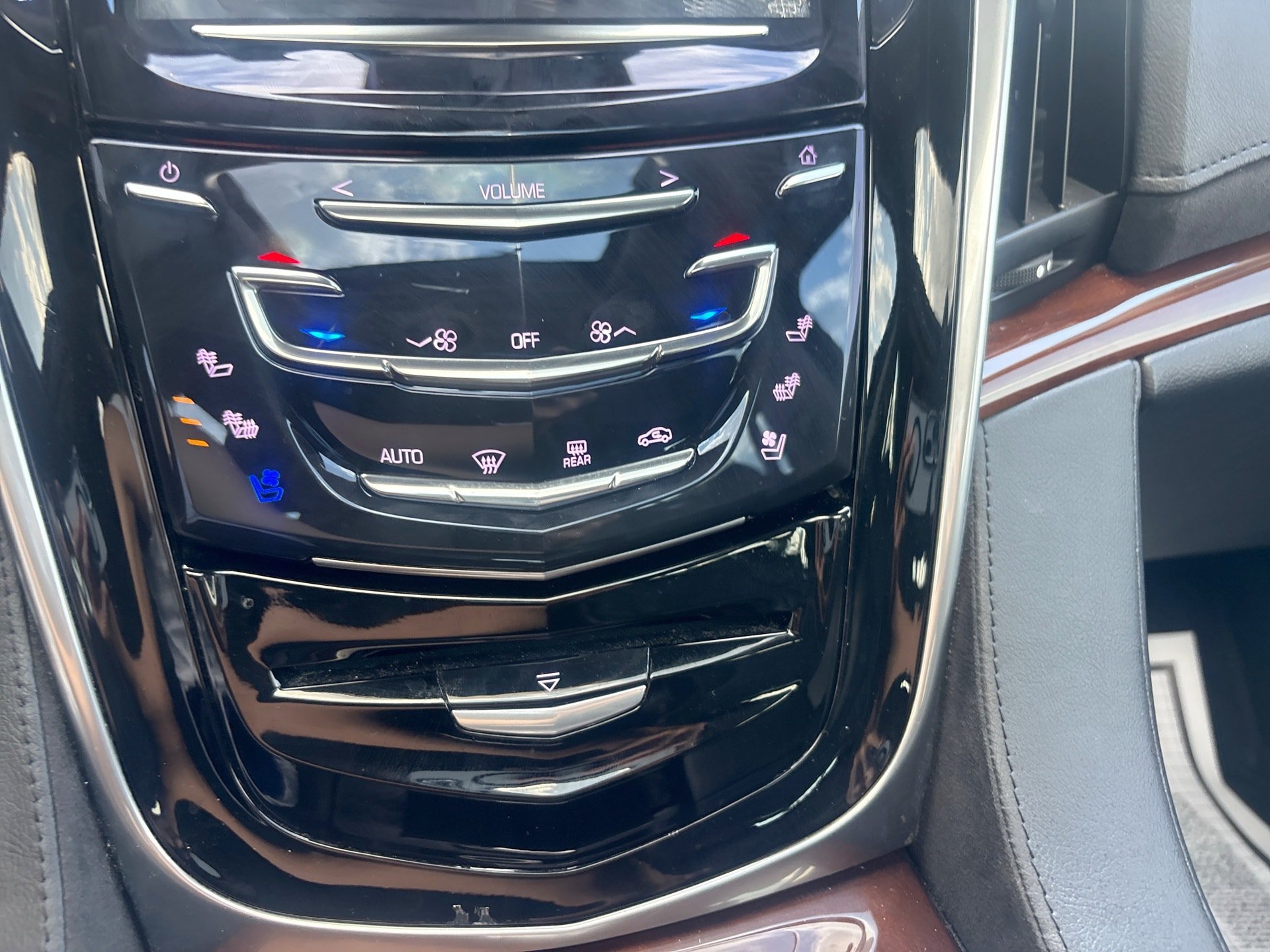 Used 2020 Cadillac Escalade ESV Premium Luxury RWD image 16