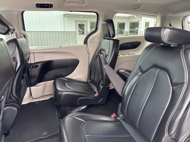 Used 2024 Chrysler Pacifica Touring-L image 4