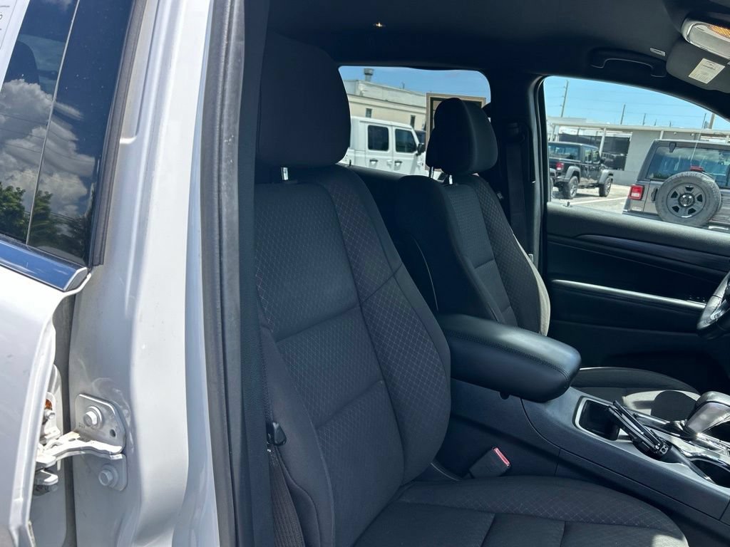Used 2019 Jeep Grand Cherokee Laredo RWD image 21