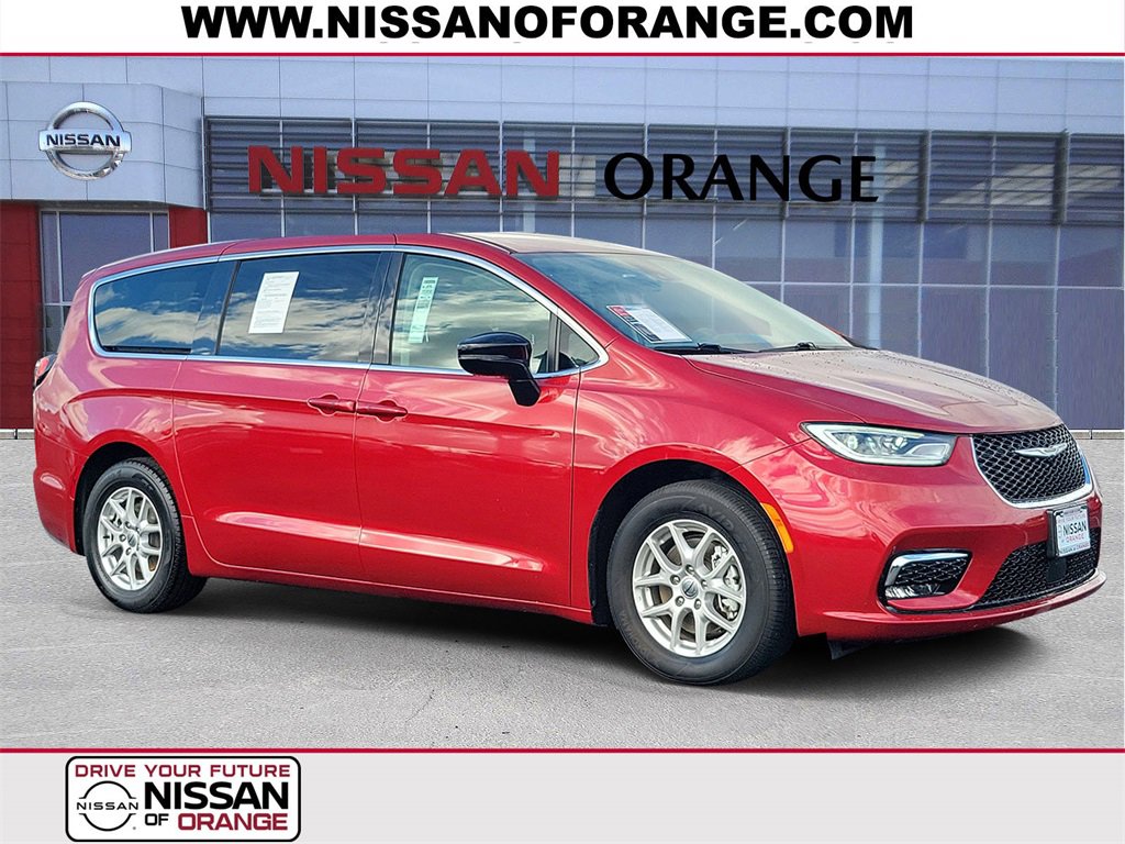 Used 2024 Chrysler Pacifica Touring-L image 1