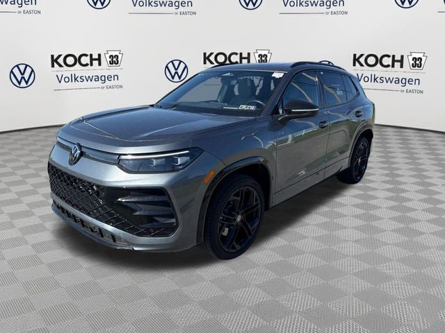 Used 2025 Volkswagen Tiguan SE R-Line AWD/4WD image 3