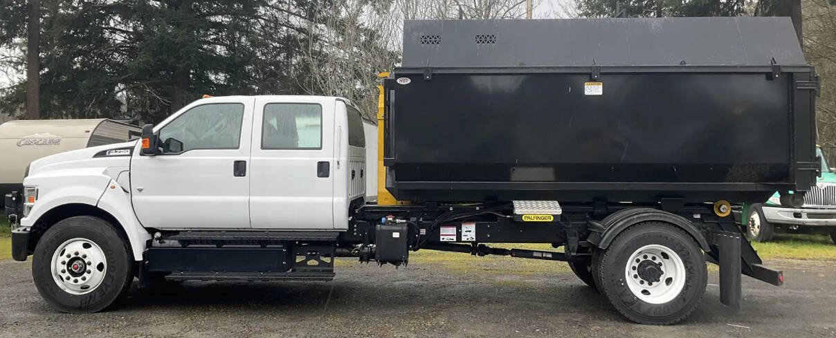 Used 2023 Ford F750 2WD Crew Cab Super Duty image 8