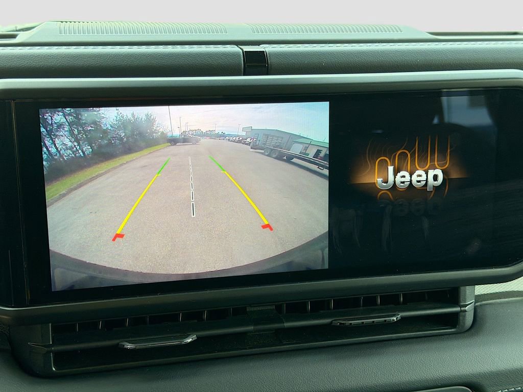 Used 2025 Jeep Wrangler Unlimited Sahara image 14